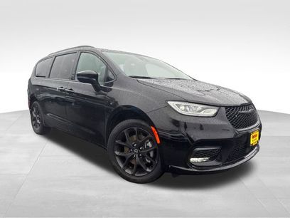 New 2026 Chrysler Pacifica Limited w/ S Appearance Package