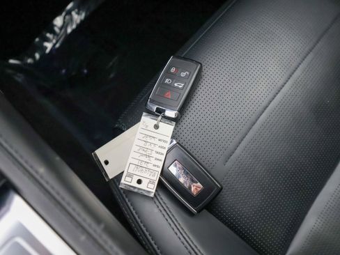 Used 2021 Jaguar F-PACE SVR image 33