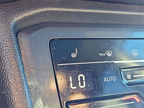 Used 2022 Volkswagen Tiguan SE w/ Panoramic Sunroof Package image 19