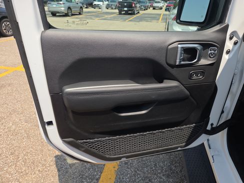 Used 2022 Jeep Wrangler Unlimited Sahara AWD/4WD image 6