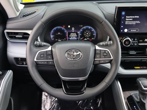 Used 2025 Toyota Highlander Limited image 17