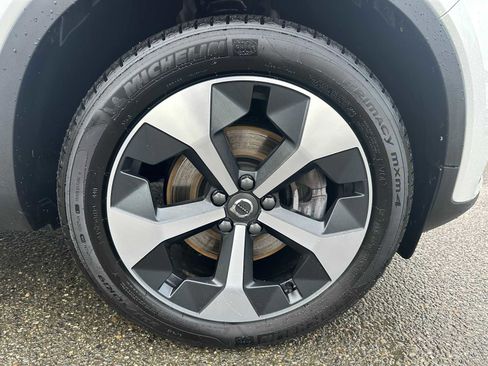 Used 2025 Volvo XC40 B5 Core w/ Climate Package image 9