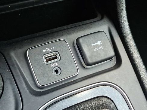 Used 2019 Jeep Cherokee Latitude Plus AWD/4WD image 22