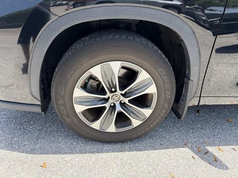Used 2023 Toyota Highlander XLE FWD image 4