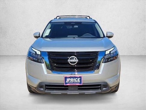 Used 2024 Nissan Pathfinder SV w/ SV Premium Package FWD image 2