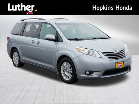 Used 2016 Toyota Sienna XLE image 1