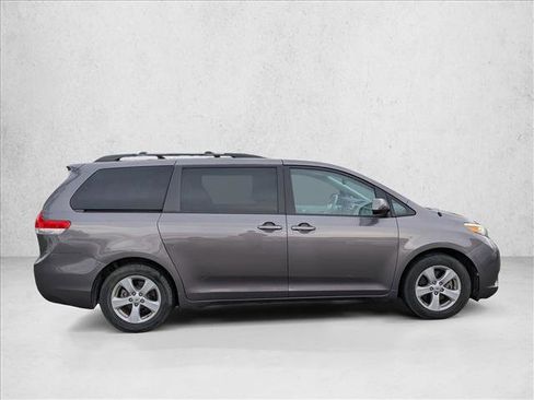 Used 2011 Toyota Sienna LE image 4