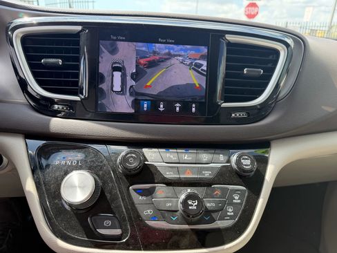 Used 2018 Chrysler Pacifica Touring-L w/ Advanced Safetytec Group image 20