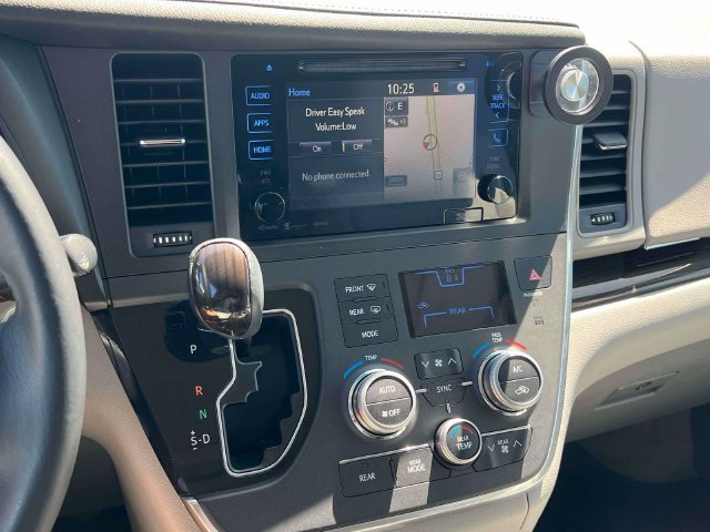 Used 2017 Toyota Sienna XLE w/ XLE Navigation Package FWD image 16