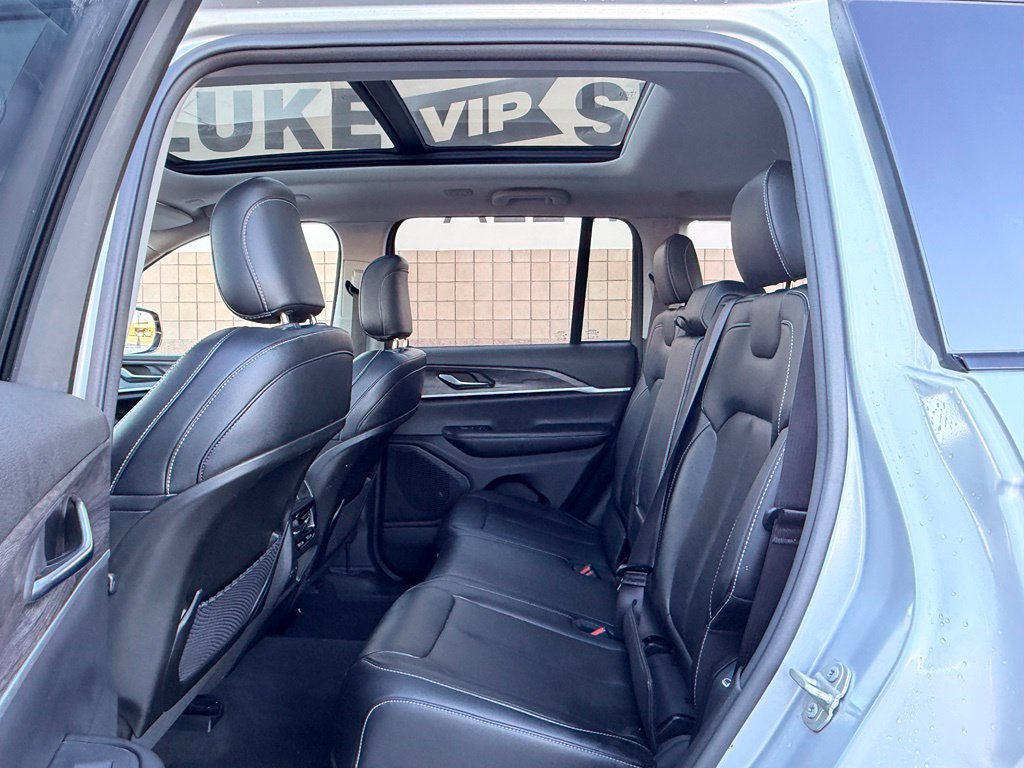 Used 2024 Jeep Grand Cherokee Limited w/ Black Appearance Package AWD/4WD image 16