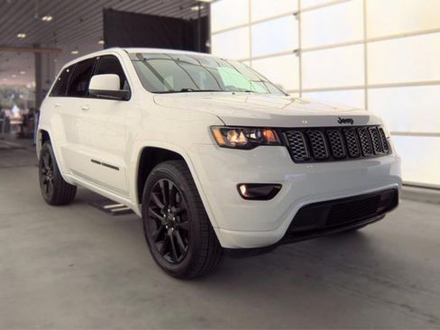 Used 2021 Jeep Grand Cherokee Laredo X AWD/4WD image 4