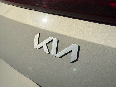 Used 2026 Kia Carnival EX FWD image 13