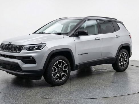 Used 2025 Jeep Compass Trailhawk AWD/4WD image 3