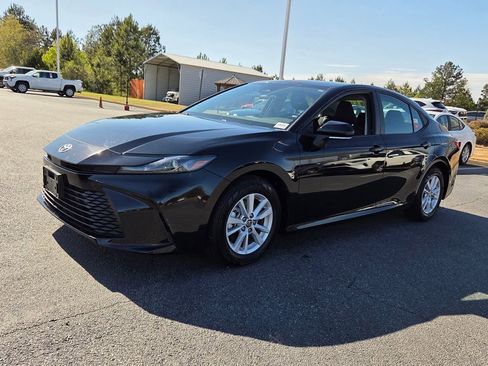 Used 2025 Toyota Camry LE image 3