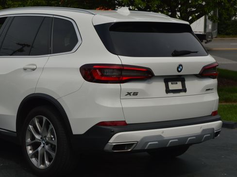 Used 2021 BMW X5 xDrive40i w/ Convenience Package AWD/4WD image 3