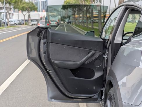 Used 2024 Tesla Model Y Performance image 9