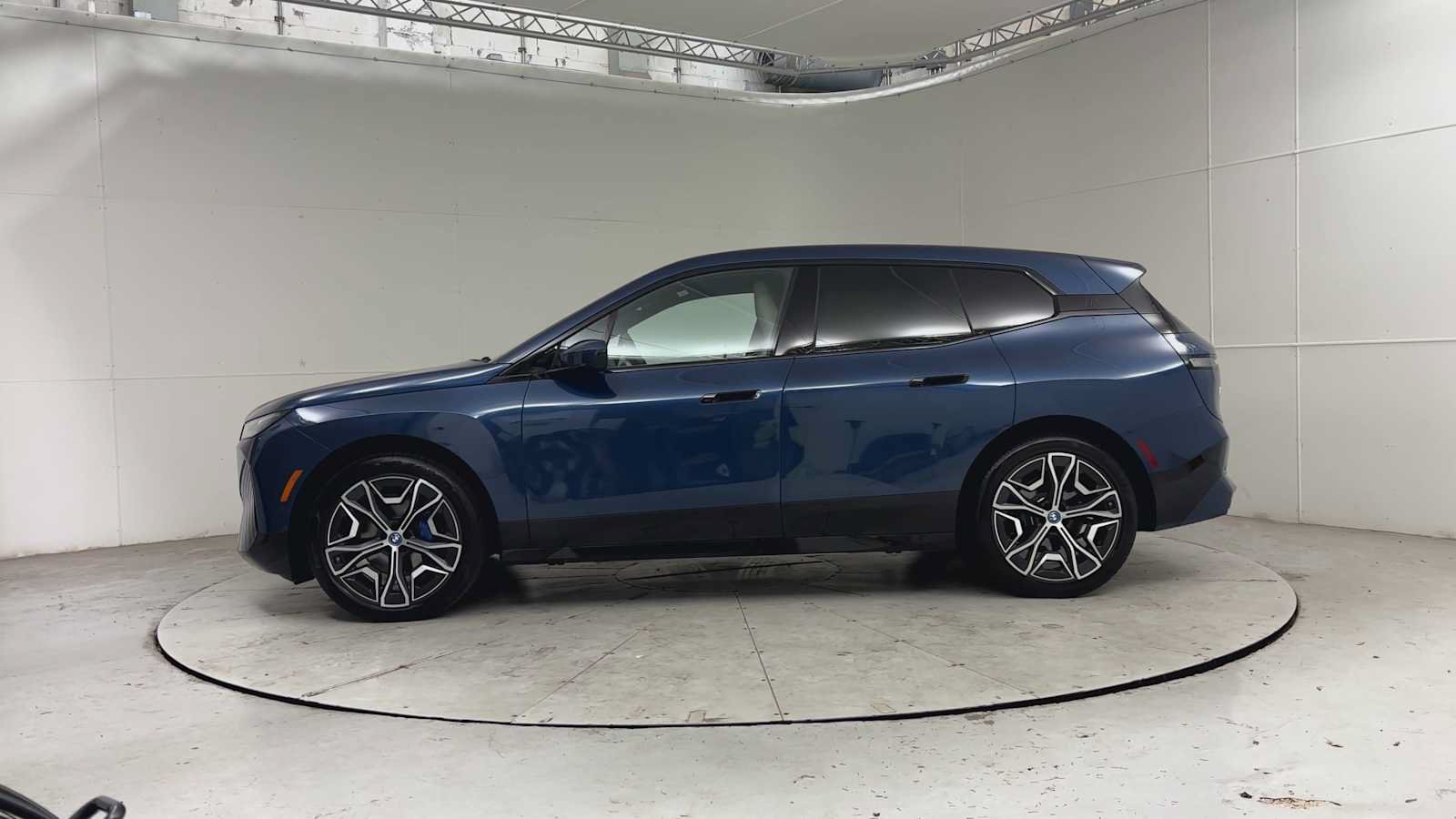 Used 2024 BMW iX xDrive50 w/ Premium Package AWD/4WD image 9