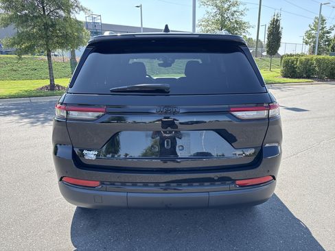 Used 2023 Jeep Grand Cherokee Altitude RWD image 8