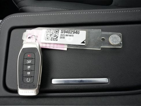 Certified 2025 INFINITI QX80 Sensory image 28