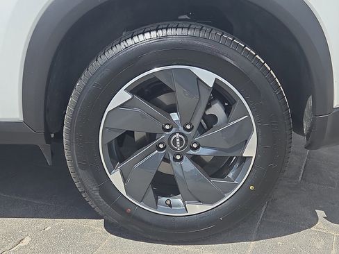 Used 2025 Nissan Rogue SV AWD/4WD image 5