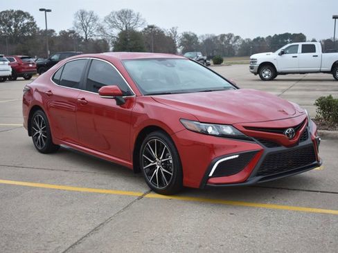 Used 2024 Toyota Camry SE image 3