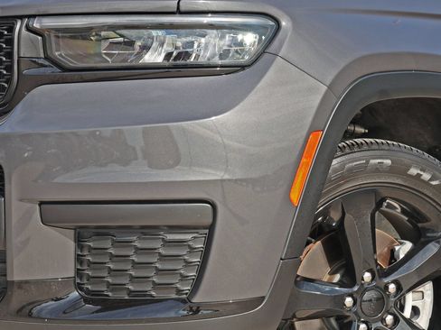 Used 2024 Jeep Grand Cherokee L Altitude AWD/4WD image 12