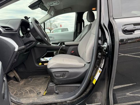 Used 2025 Toyota Sienna LE image 13