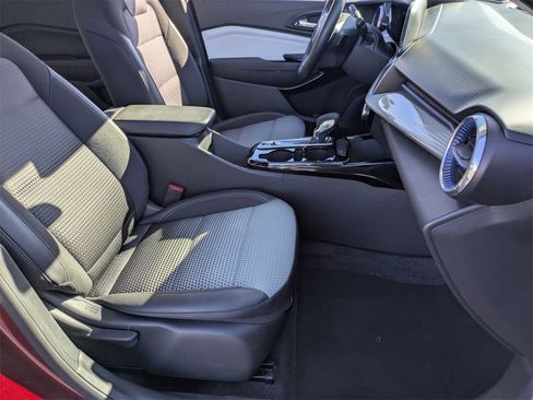 Used 2025 Chevrolet Trax LT w/ LT Convenience Package image 27