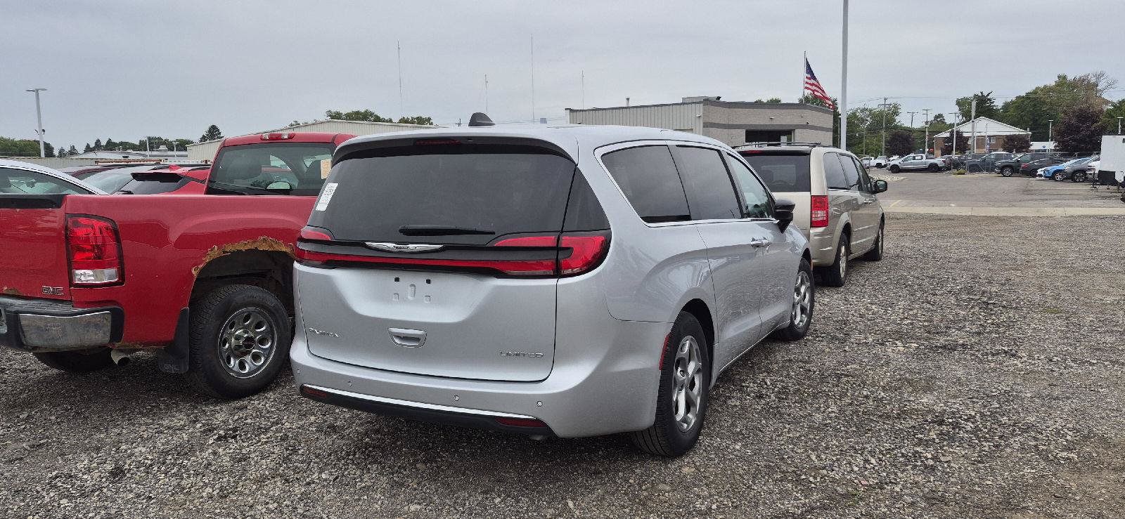 Used 2024 Chrysler Pacifica Limited FWD image 3