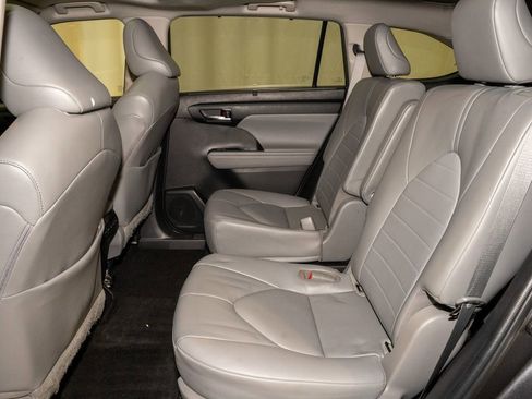 Certified 2023 Toyota Highlander XLE image 9