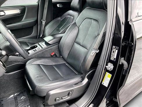 Used 2021 Volvo XC40 T4 Momentum w/ Premium Package image 27