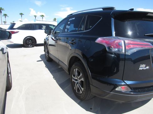 Used 2018 Toyota RAV4 LE FWD image 4