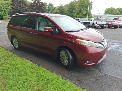 Used 2013 Toyota Sienna Limited w/ Premium Pkg AWD/4WD image 4