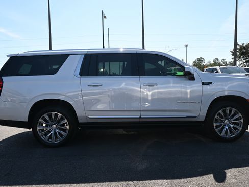 Used 2021 GMC Yukon XL Denali w/ Denali Premium Package AWD/4WD image 11