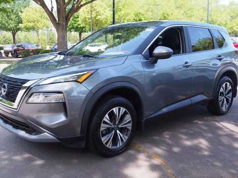 Used 2023 Nissan Rogue SV image 3