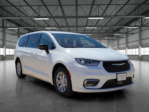 New 2026 Chrysler Pacifica Select image 6