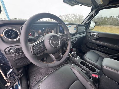 Used 2025 Jeep Gladiator Sport image 12