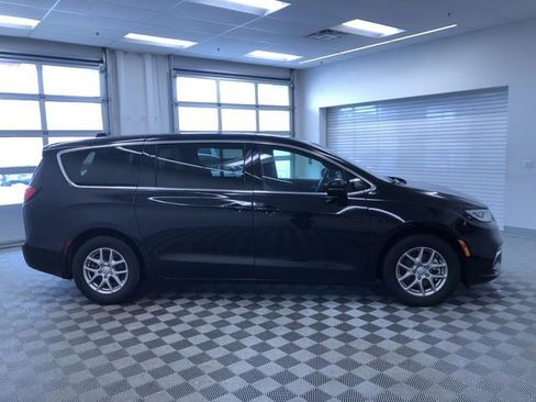 Used 2025 Chrysler Pacifica Select image 35