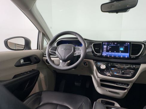 Used 2023 Chrysler Pacifica Touring-L image 25