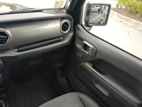 Used 2020 Jeep Gladiator Overland image 17