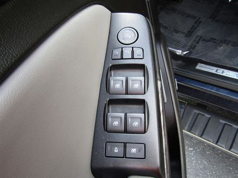 Used 2019 Chevrolet Suburban LT w/ LT Signature Package image 11