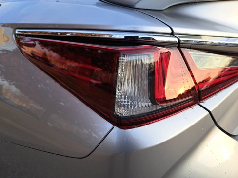 Used 2025 Lexus ES 300h w/ Premium Package image 36