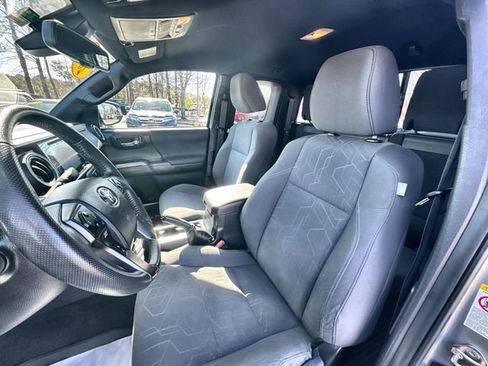 Used 2019 Toyota Tacoma TRD Sport image 19