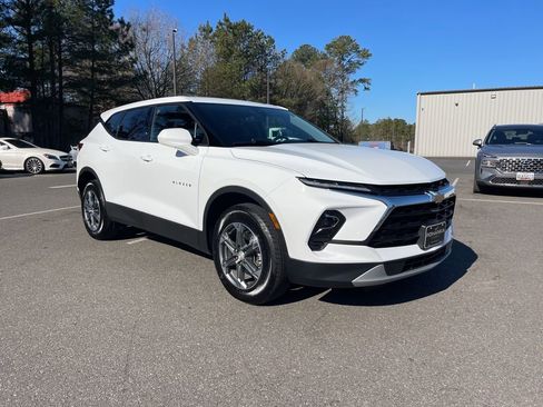 Used 2025 Chevrolet Blazer LT image 4
