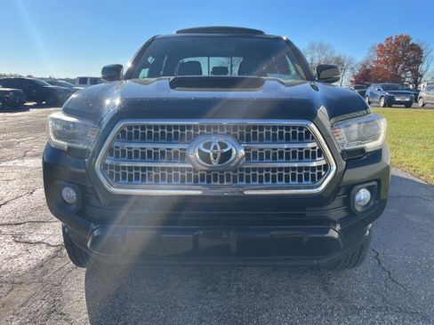 Used 2017 Toyota Tacoma TRD Sport image 6