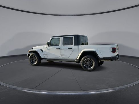 Used 2022 Jeep Gladiator Overland w/ LED Lighting Group AWD/4WD image 6