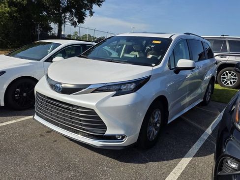 Used 2024 Toyota Sienna XLE FWD image 14