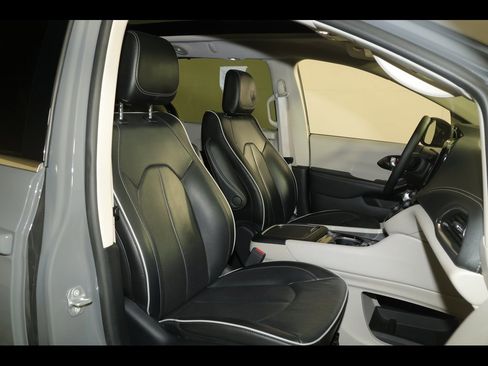 Used 2022 Chrysler Pacifica Limited image 30