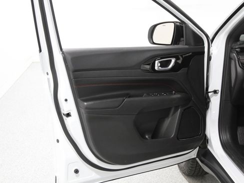 Used 2023 Jeep Compass Trailhawk image 4