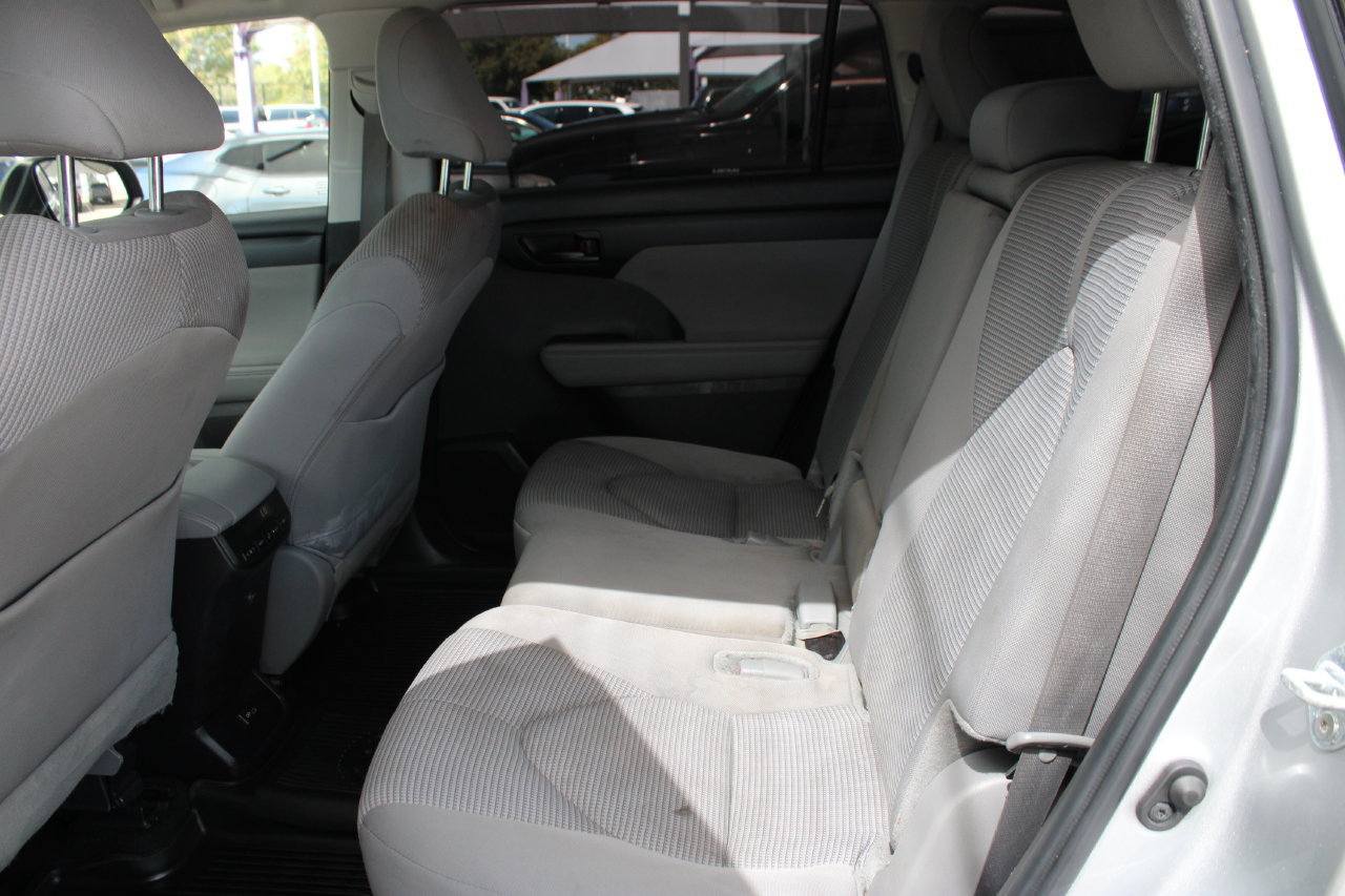 Used 2024 Toyota Highlander LE AWD/4WD image 19